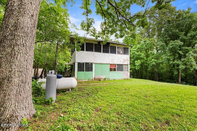 157 Chestnut Cir, Lafollette, TN 37766 - rear view of property with a lawn and a sunroom