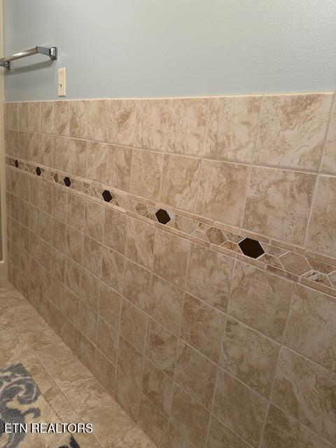 5230 Brig Ln, Knoxville, TN 37914 - full bathroom featuring a tile shower