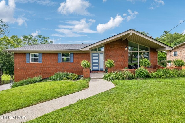 7613 Scenic View Dr, Knoxville, TN 37938 - mid-century modern home featuring brick siding and a front lawn