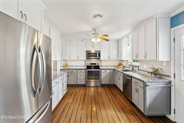 7613 Scenic View Dr, Knoxville, TN 37938 - kitchen with appliances with stainless steel finishes, a sink, ceiling fan, dark wood-style flooring, and white cabinets