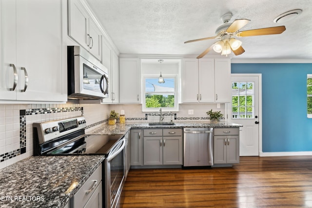 7613 Scenic View Dr, Knoxville, TN 37938 - kitchen featuring appliances with stainless steel finishes, a sink, gray cabinetry, dark wood-type flooring, and a textured ceiling