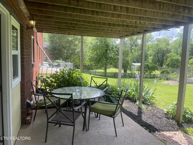 7613 Scenic View Dr, Knoxville, TN 37938 - sunroom with outdoor dining space