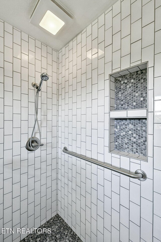 7613 Scenic View Dr, Knoxville, TN 37938 - full bath featuring a tile shower