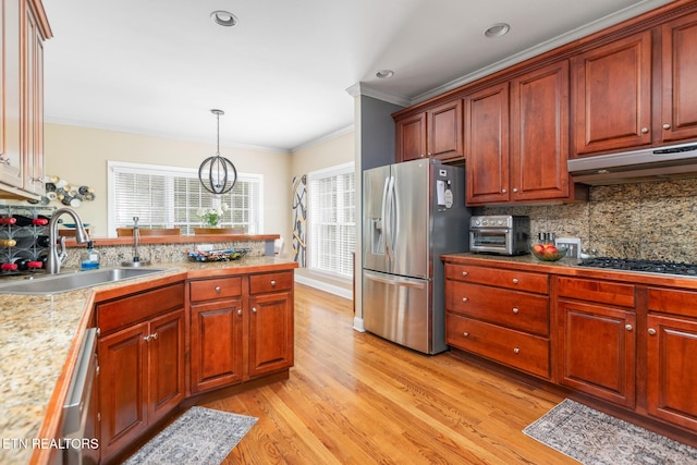 817 Vista Oaks Ln, Knoxville, TN 37919 - kitchen with stainless steel appliances, a sink, under cabinet range hood, ornamental molding, and light wood finished floors