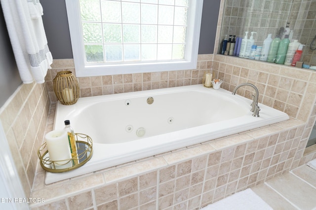 817 Vista Oaks Ln, Knoxville, TN 37919 - bathroom with a whirlpool tub