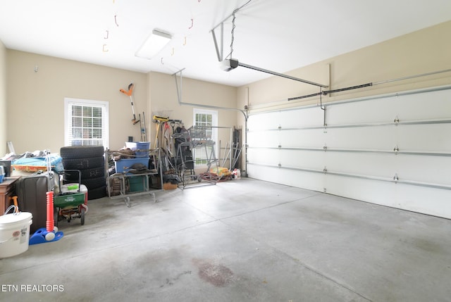 817 Vista Oaks Ln, Knoxville, TN 37919 - garage featuring a garage door opener