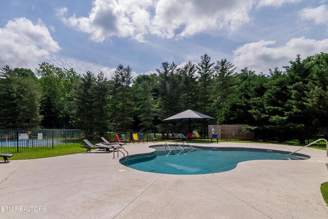 1403 Kenton Way, Knoxville, TN 37922 - community pool with a patio area
