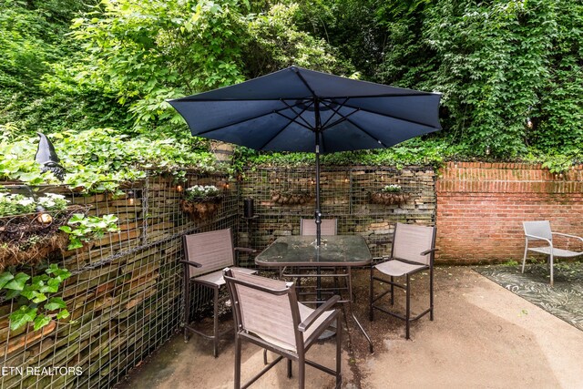 1403 Kenton Way, Knoxville, TN 37922 - fenced backyard with a patio and outdoor dining space