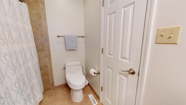 1859 Poplar Hill Rd, Knoxville, TN 37922 - bathroom featuring tile patterned floors, toilet, curtained shower, and baseboards
