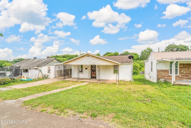 812 W Emerald Ave, Knoxville, TN 37921 - view of front of property with a trampoline and driveway