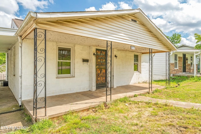 812 W Emerald Ave, Knoxville, TN 37921 - view of front facade with a porch and a front yard