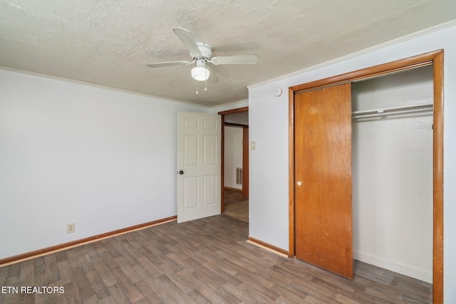 812 W Emerald Ave, Knoxville, TN 37921 - unfurnished bedroom featuring wood finished floors, a closet, baseboards, a textured ceiling, and a ceiling fan