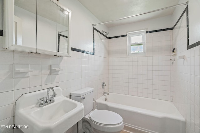 812 W Emerald Ave, Knoxville, TN 37921 - full bath featuring a sink, toilet, bathtub / shower combination, and tile walls