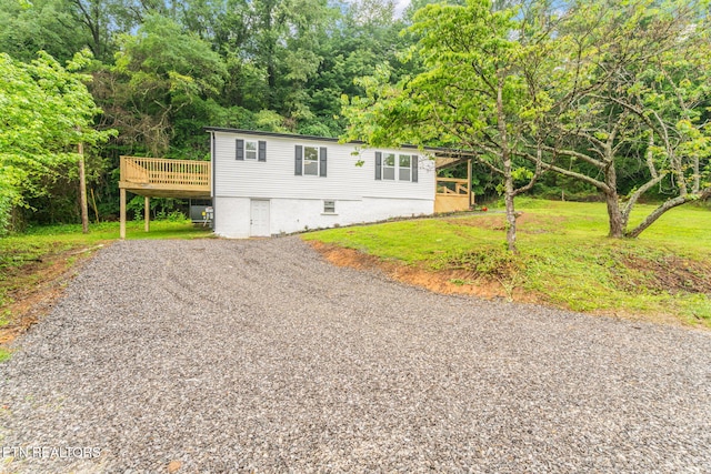 600 N Trinity Ave, Rockwood, TN 37854 - view of front facade featuring a wooden deck, driveway, and a front lawn