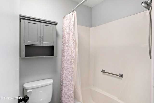 8707 Olde Colony Trl Unit 17, Knoxville, TN 37923 - bathroom with toilet and shower / tub combo with curtain