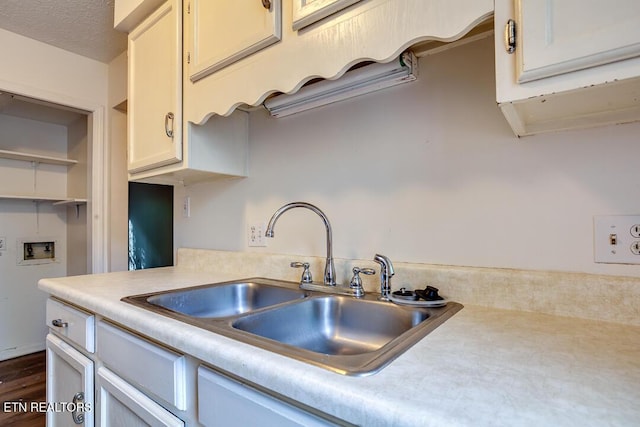 4003 Valley View Dr Unit 6, Knoxville, TN 37917 - kitchen featuring a sink, light countertops, and dark wood-style flooring