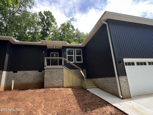 110 Stone Rd, Knoxville, TN 37920 - view of front of home with a garage and crawl space