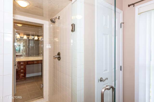 210 Oologila Pl, Loudon, TN 37774 - bathroom featuring vanity, tiled shower, and tile patterned floors