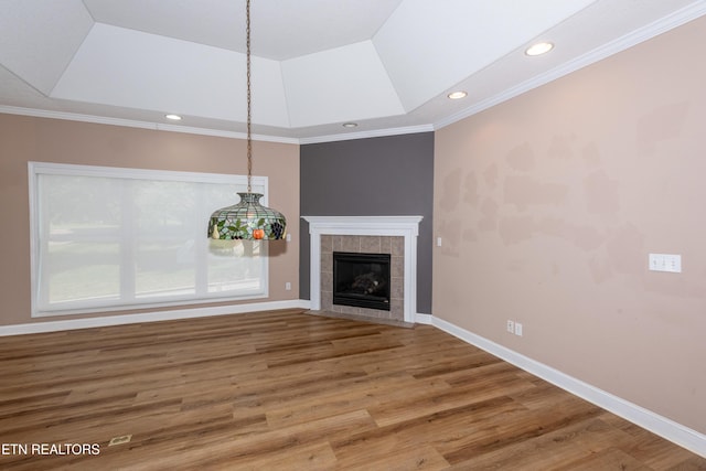 210 Oologila Pl, Loudon, TN 37774 - unfurnished living room with wood finished floors, recessed lighting, baseboards, a tray ceiling, and crown molding