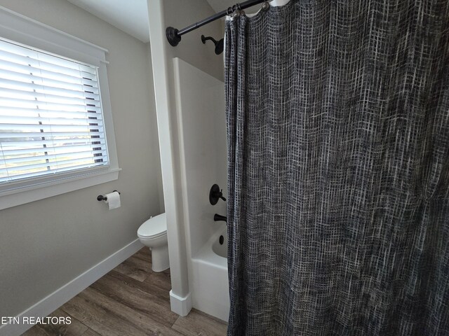 708 Lakeside Ct, Dandridge, TN 37725 - bathroom featuring wood finished floors, toilet, shower / tub combo, and baseboards