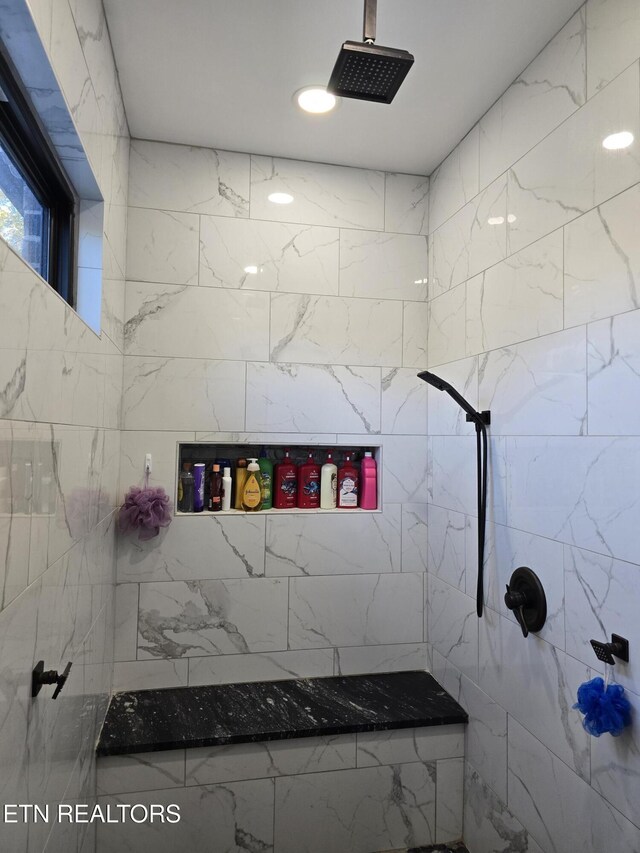 708 Lakeside Ct, Dandridge, TN 37725 - bathroom featuring tiled shower