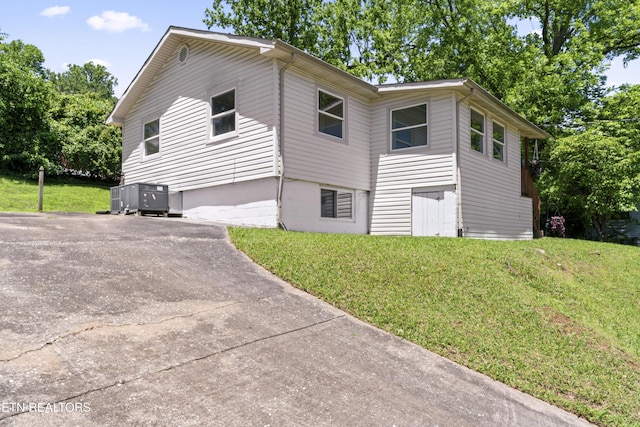 104 Carlisle Ln, Oak Ridge, TN 37830 - view of side of home featuring a lawn and driveway