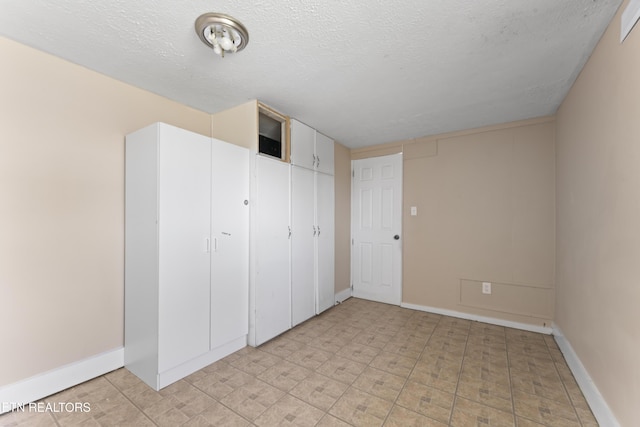 104 Carlisle Ln, Oak Ridge, TN 37830 - unfurnished bedroom featuring baseboards, a closet, and a textured ceiling