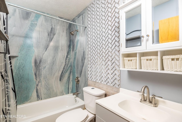 3305 Leonard Huskey Ln, Pigeon Forge, TN 37863 - full bathroom featuring shower / tub combo with curtain, vanity, toilet, and a textured ceiling