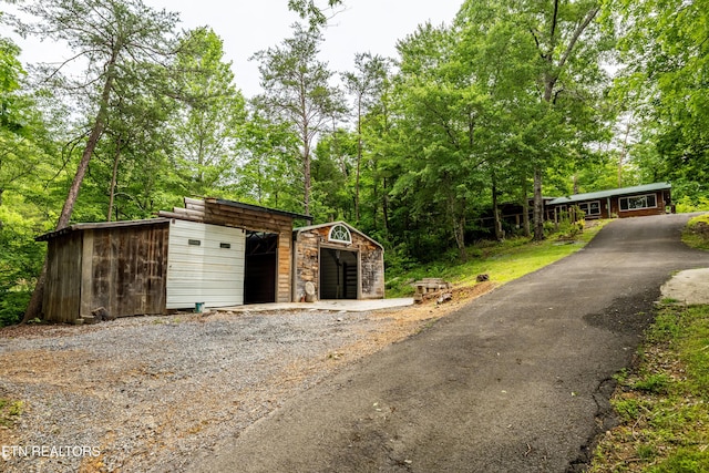 3305 Leonard Huskey Ln, Pigeon Forge, TN 37863 - detached garage with driveway