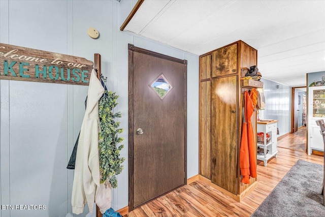 645 Blue Springs Rd, Speedwell, TN 37870 - foyer entrance featuring light wood-style floors and baseboards
