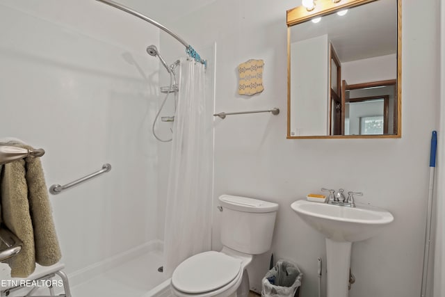 205 Newcastle Rd, Knoxville, TN 37909 - bathroom featuring toilet, a shower with curtain, and a sink