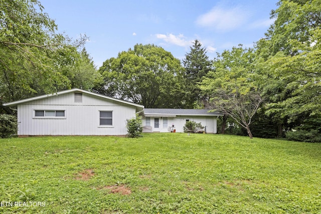 205 Newcastle Rd, Knoxville, TN 37909 - view of front facade with a front lawn