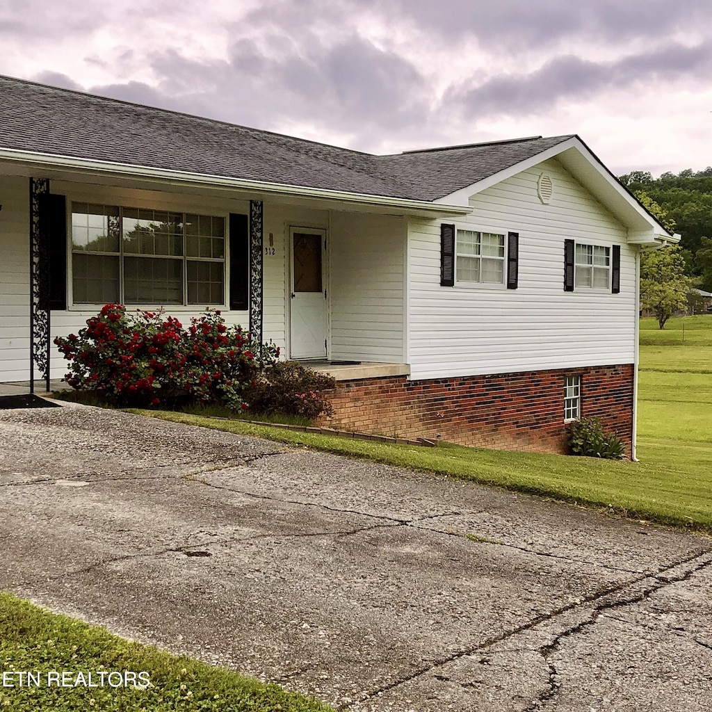 312 Terrace View Dr, Bean Station, TN 37708 - single story home with a porch and a front yard