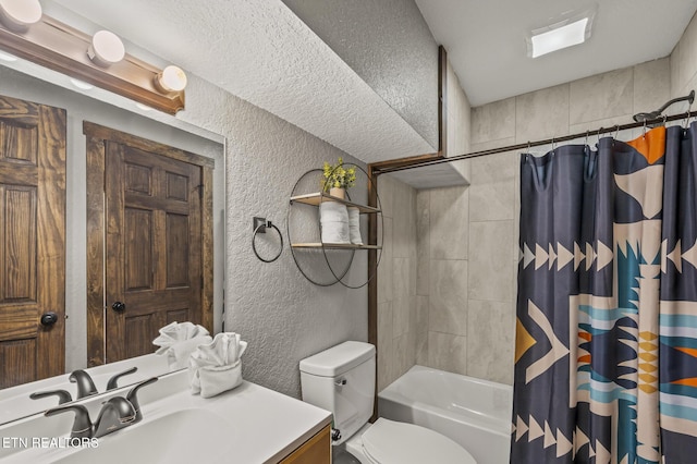 2046 Slippery Rock Cir, Sevierville, TN 37862 - full bath with a textured wall, toilet, vanity, and shower / tub combo with curtain