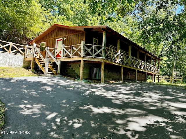 576 Mill Creek Rd, Pigeon Forge, TN 37863 - view of front of property with board and batten siding and a deck