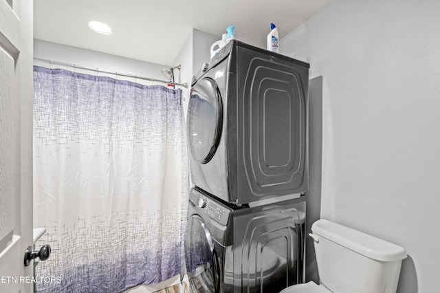 1947 Oneil Rd, Newport, TN 37821 - full bath featuring estacked washer and dryer, toilet, and curtained shower
