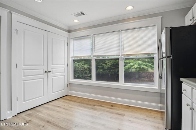 3950 Cherokee Woods Way Unit 204, Knoxville, TN 37920 - unfurnished bedroom with freestanding refrigerator, crown molding, light wood finished floors, baseboards, and recessed lighting