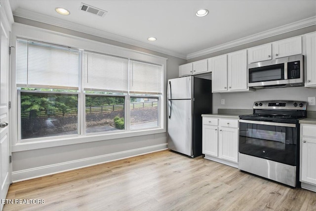 3950 Cherokee Woods Way Unit 204, Knoxville, TN 37920 - kitchen featuring stainless steel appliances, ornamental molding, light wood-style floors, baseboards, and recessed lighting