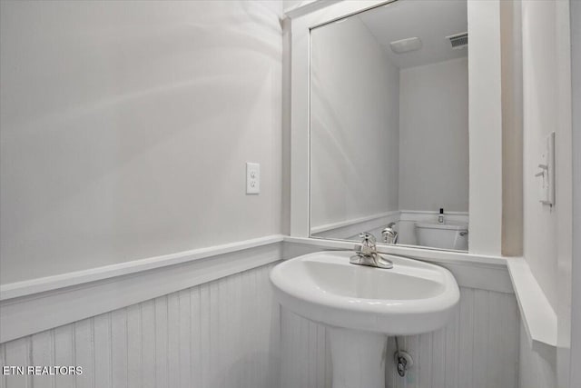 3950 Cherokee Woods Way Unit 204, Knoxville, TN 37920 - bathroom with a wainscoted wall