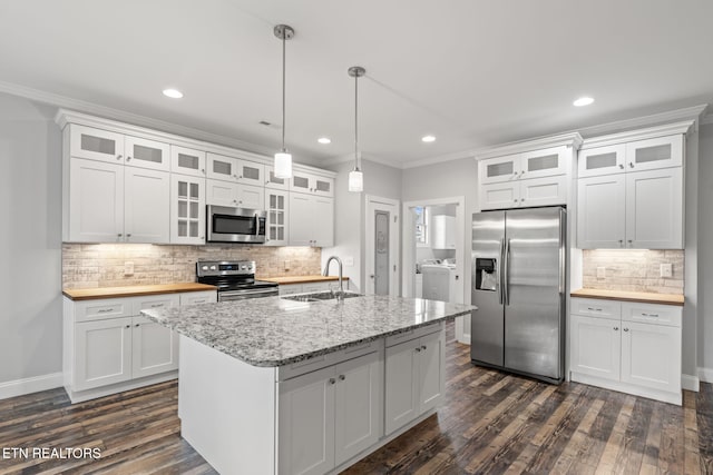 115 Tsuhdatsi Way, Loudon, TN 37774 - kitchen with stainless steel appliances, a sink, backsplash, dark wood-style floors, and crown molding