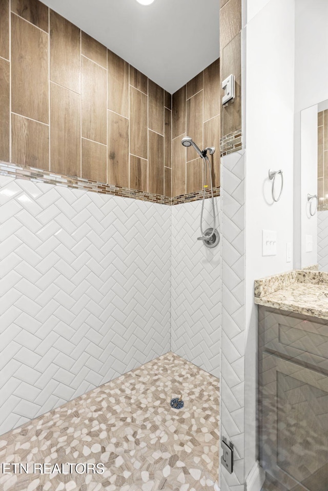 115 Tsuhdatsi Way, Loudon, TN 37774 - bathroom featuring tiled shower and vanity