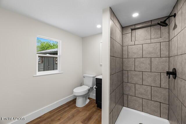 501 Dodson Ave, Englewood, TN 37329 - full bath featuring toilet, wood finished floors, a tile shower, baseboards, and recessed lighting
