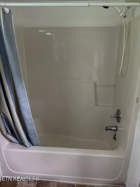 547 Knob Rd, Vonore, TN 37885 - bathroom with shower / tub combo with curtain