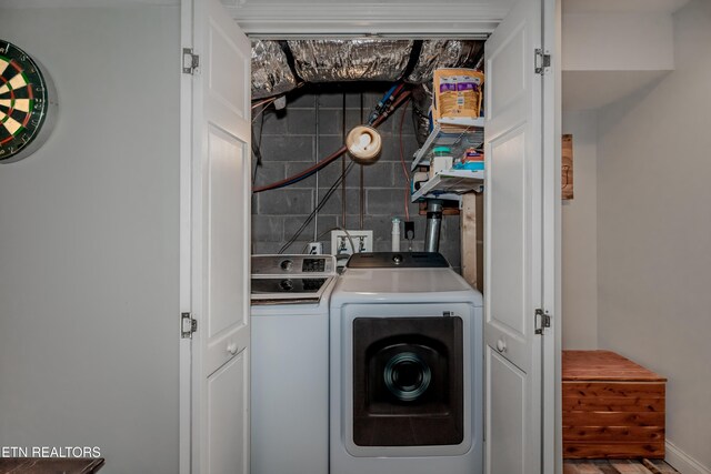 1932 Duncan Rd, Knoxville, TN 37919 - laundry area featuring independent washer and dryer