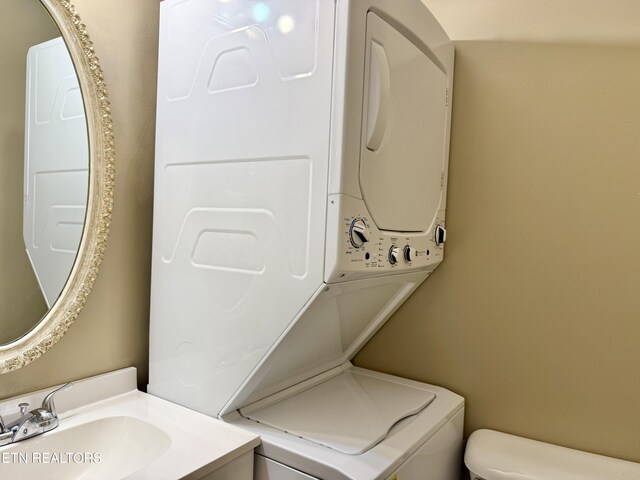 22 Wilshire Heights Dr, Crossville, TN 38558 - half bath featuring stacked washer / dryer, toilet, and vanity