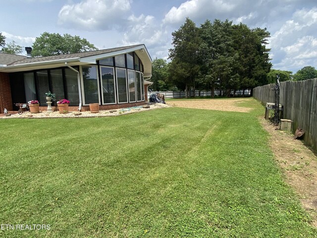 5912 New Beaver Creek Dr, Knoxville, TN 37931 - view of yard featuring a sunroom