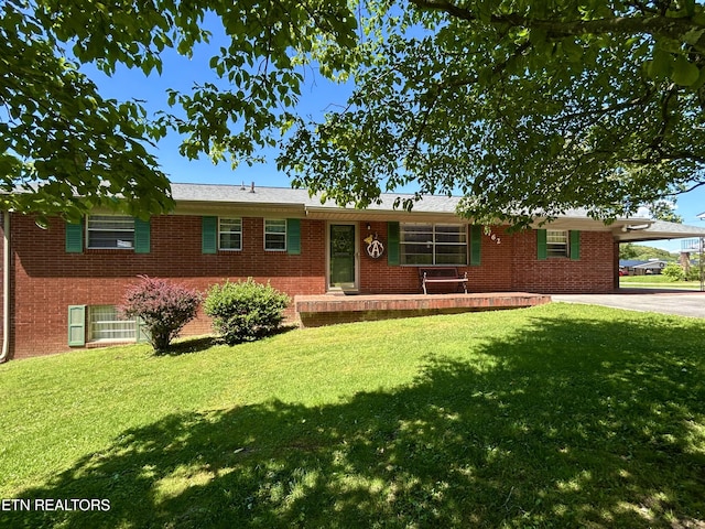 762 Commanche Dr, Jefferson City, TN 37760 - single story home with a carport, a front lawn, brick siding, and concrete driveway