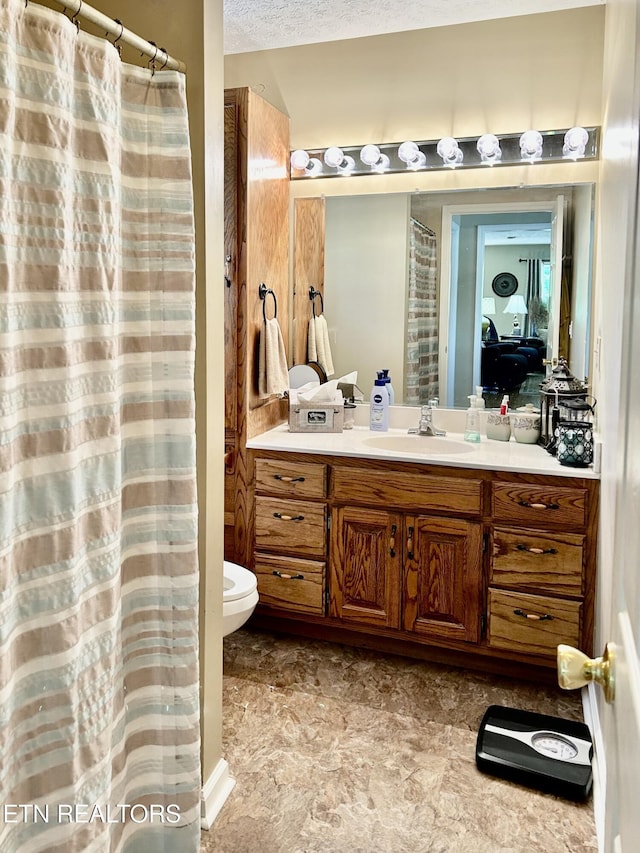 762 Commanche Dr, Jefferson City, TN 37760 - full bathroom featuring toilet, vanity, and a shower with curtain