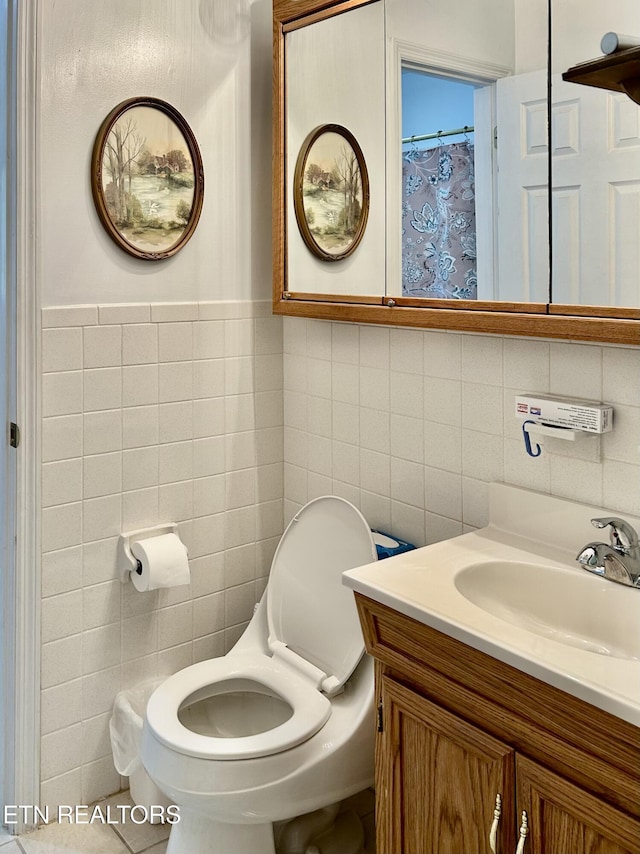 762 Commanche Dr, Jefferson City, TN 37760 - full bathroom with tile walls, vanity, and toilet