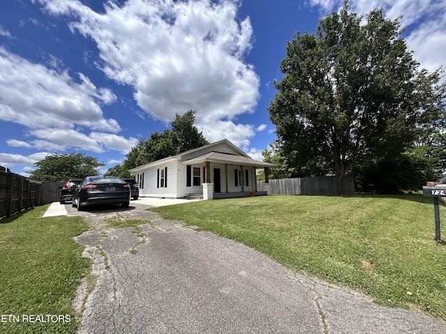 724 Montvue Ave, Morristown, TN 37813 - view of front facade with a porch and driveway